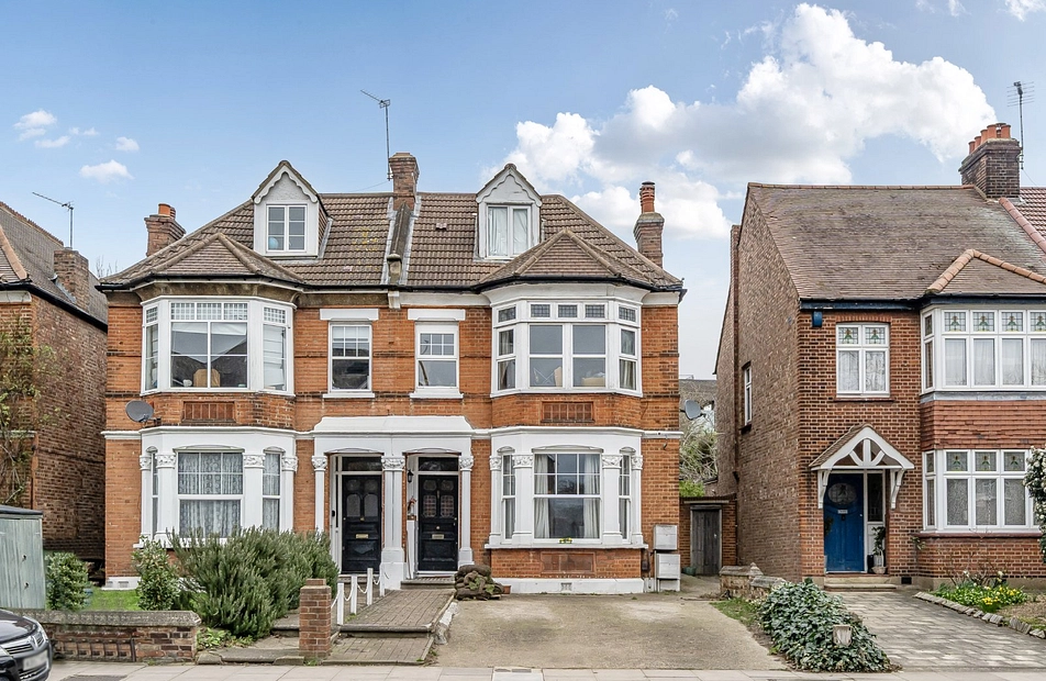 2 bedroom apartment for sale in Shooters Hill Road, Blackheath