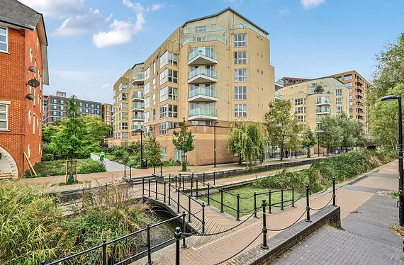 Water Gardens Square, London, SE16 - Kinleigh Folkard & Hayward