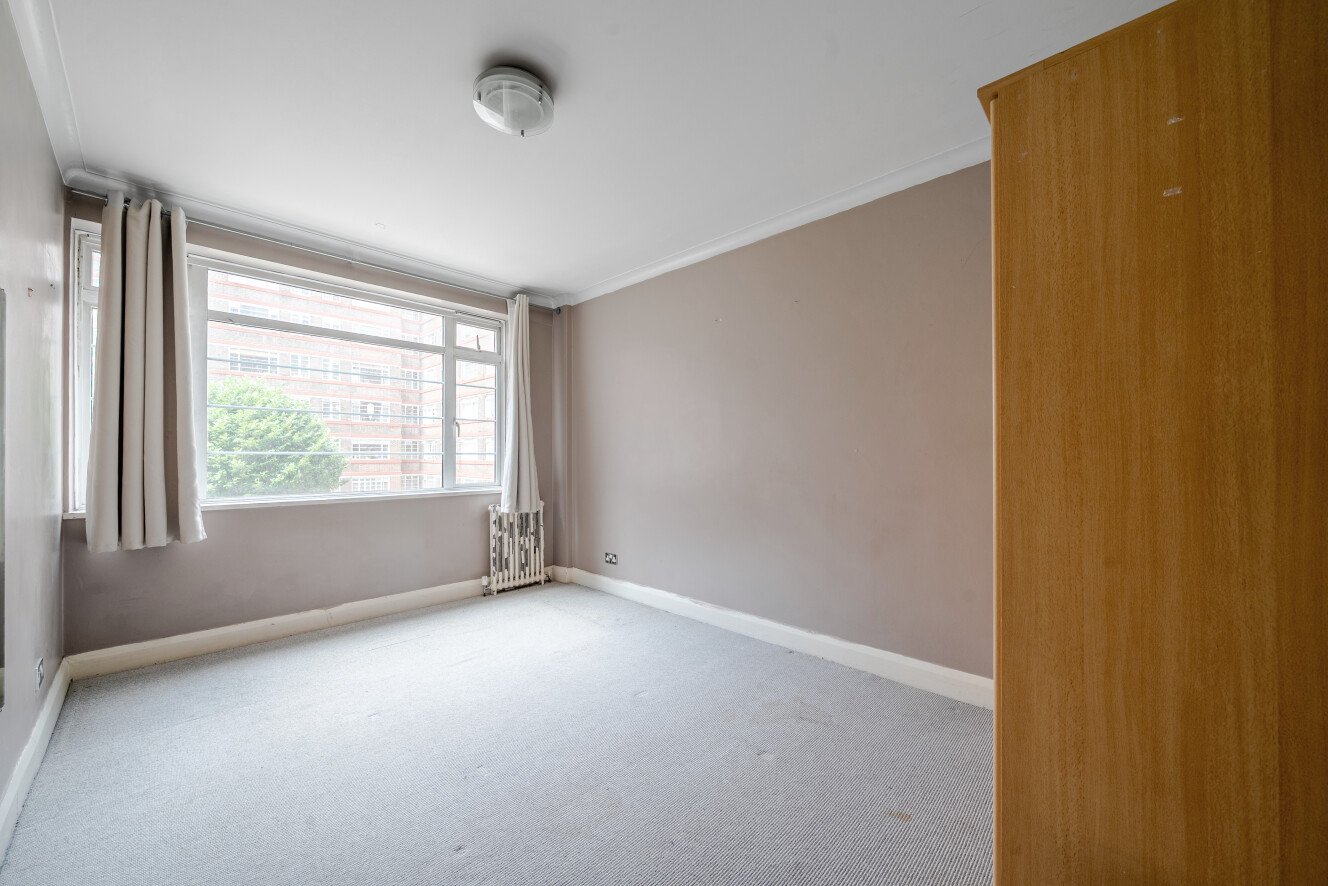 Balham High Road, London, SW17