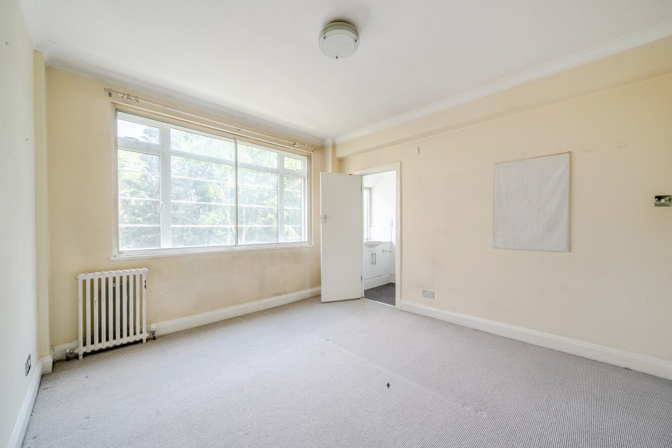 Balham High Road, London, SW17