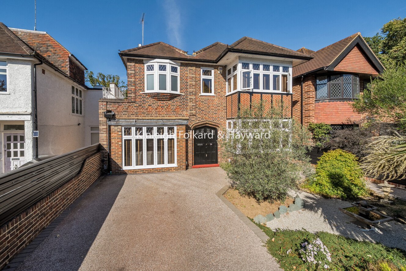 Creighton Avenue, London, N2